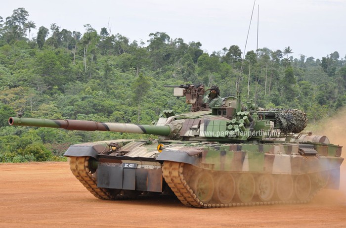 Tháng 3/2002, Malaysia đã ký thỏa thuận với Ba Lan mua 48 chiếc PT-91M cùng một số thành phần hỗ trợ với tổng trị giá 370 triệu USD. Toàn bộ số xe được chuyển giao trong giai đoạn 2007-2009.